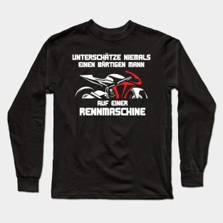 Unterschätze niemals einen bärtigen Mann auf einer Rennmaschine Long Sleeve T-Shirt